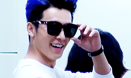  photo donghae blue hair sunglasses smile_zps36w1jgto.gif