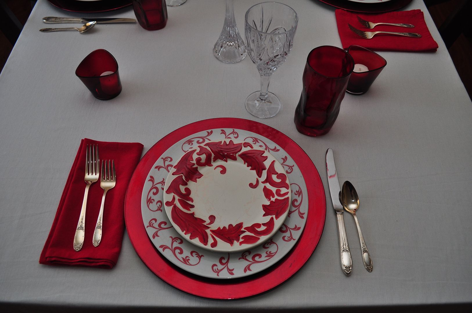 Kathe With An E~Red & White Table Setting